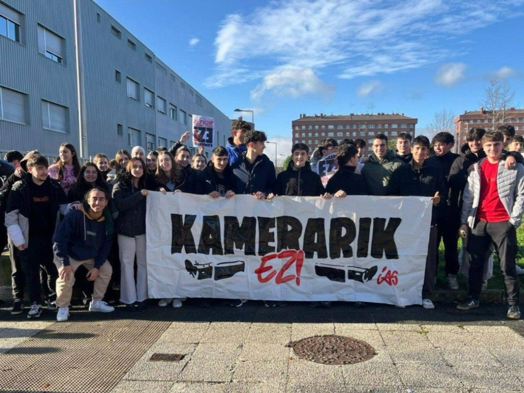 Eusko Jaurlaritza zenbait ikastetxetan instalatzen ari den zaintza-kameren kontrako 2000 sinaduratik gora jaso ditu Gasteizko IASek