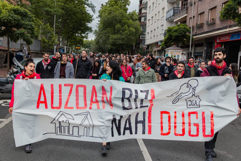 Gasteizko Judimendin enpresa batek etxebizitzak gelaka berralokatzen dituela salatu du hainbat eragilek