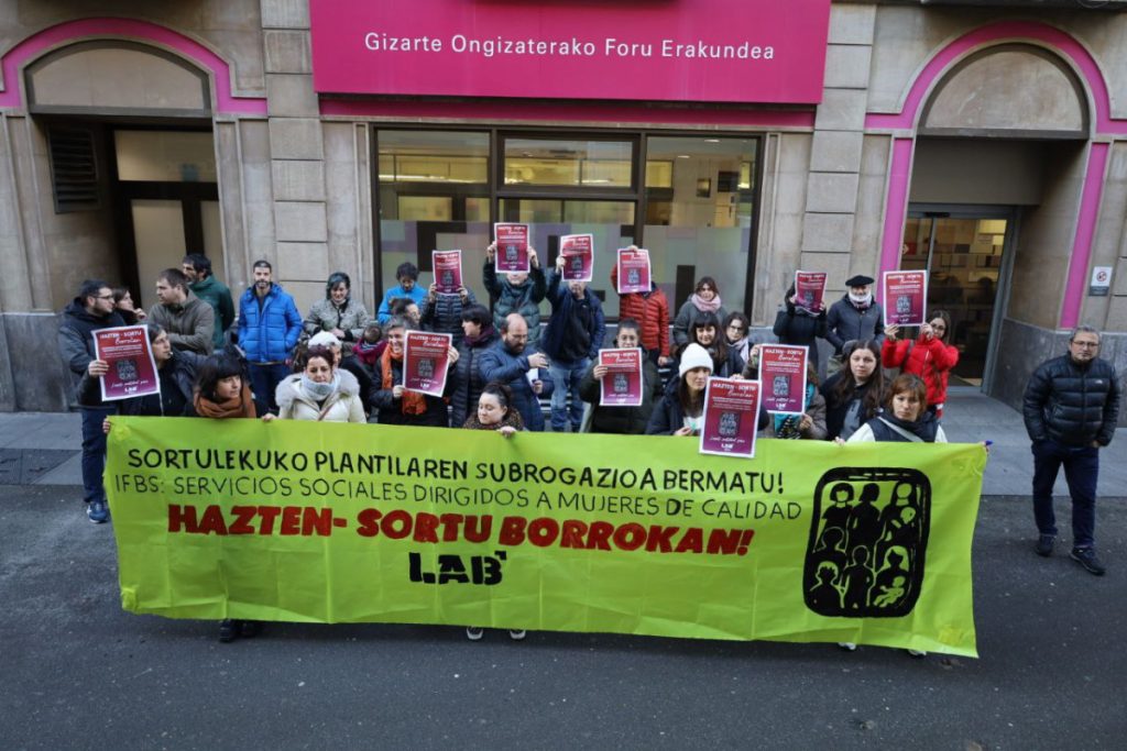 Arabako Foru Aldundiak haurtzaro eta emakumeentzako baliabideak “narriatu” dituztela salatu dute LAB sindikatutik