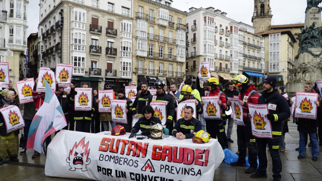 Greban jarraitzen dute Mercedeseko suhiltzaileek[:]