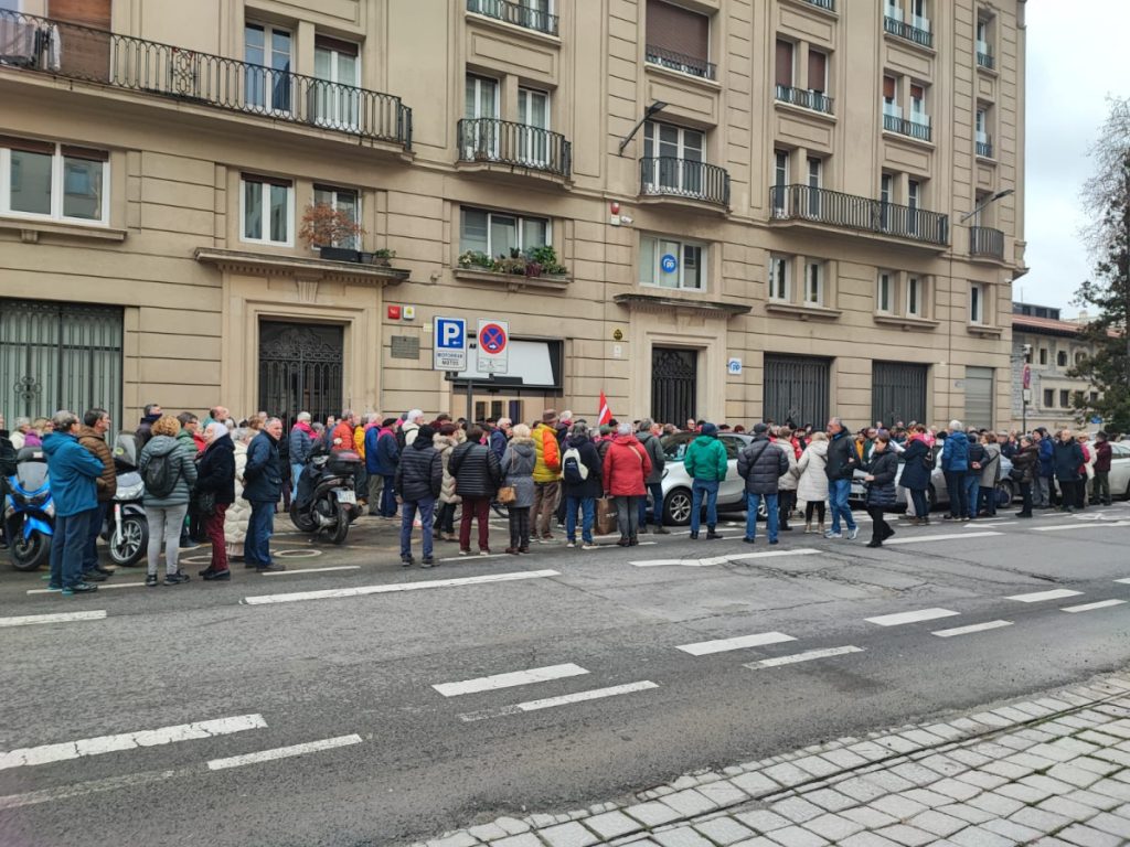 Euskal Herriko Pentsiodunen Mugimenduak elkarretaratzeak egin ditu Alderdi Popularraren egoitzen aurrean[:]