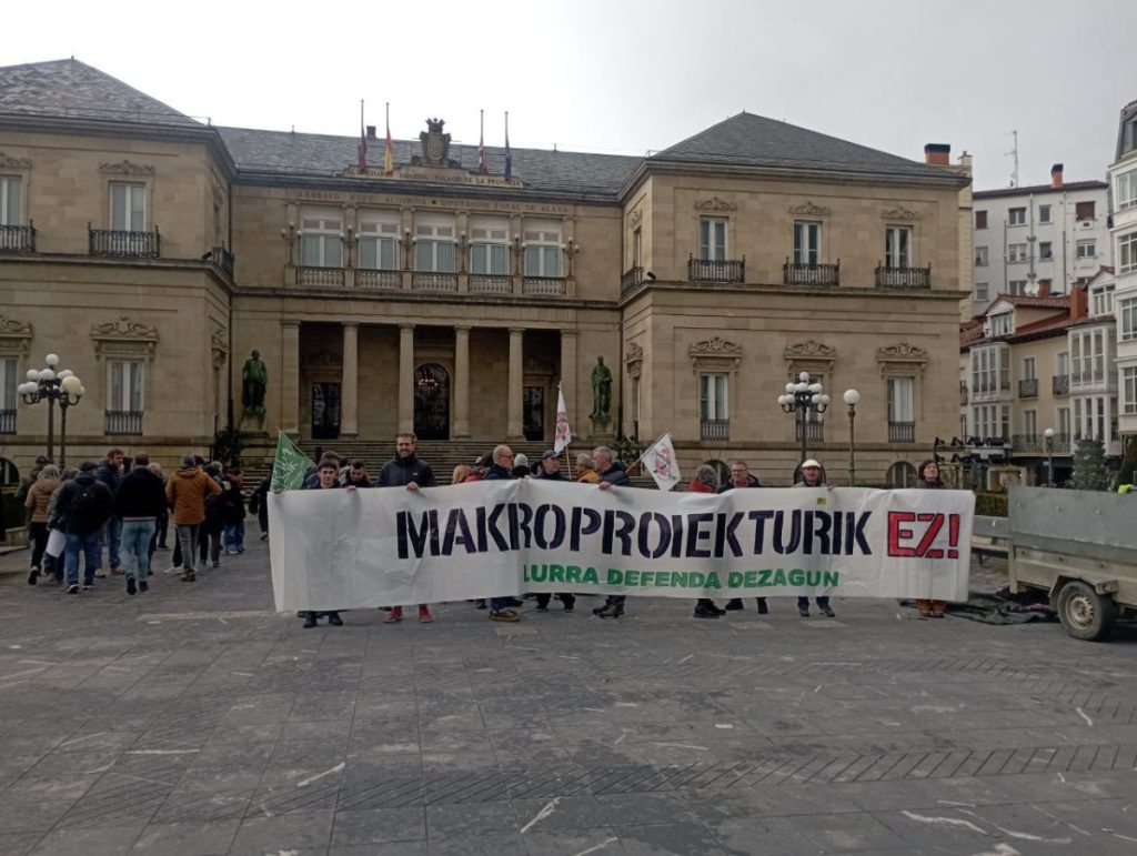 Elkarretaratzea egin dute Arabako Foru Aldundiaren aurrean Labrazako zentral eolikoa gelditzea exijitzeko