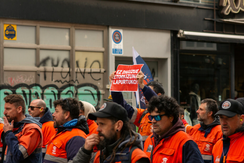 [Argazki galeria] Tubos Reunidoseko 285 langileen kaleratzeak salatzeko manifestazio bat egin dute Gasteizen