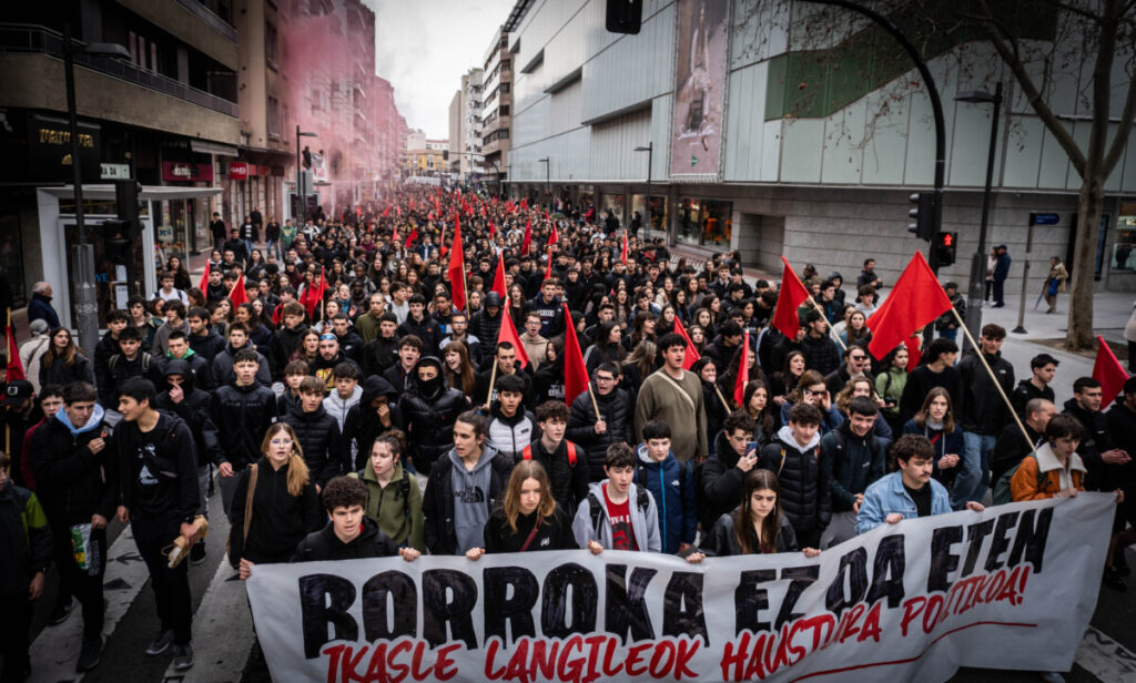 M3: Mila ikasletik gora kaleak hartu dituzte IASek antolatutako mobilizazioan