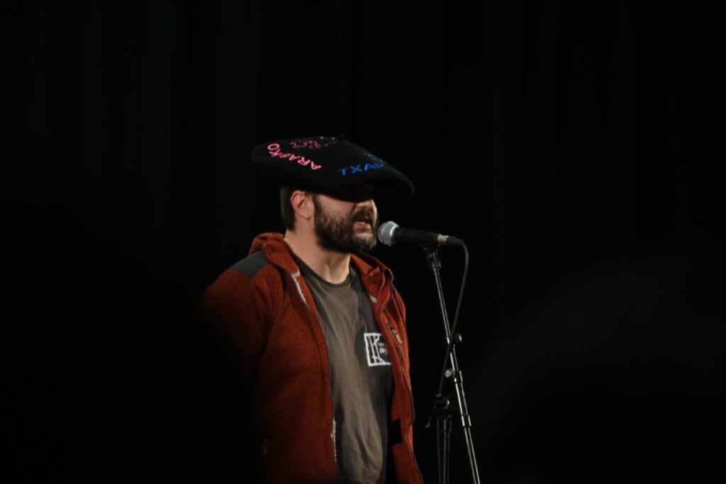 Iñaki Viñasprek jantzi du Arabako txapela