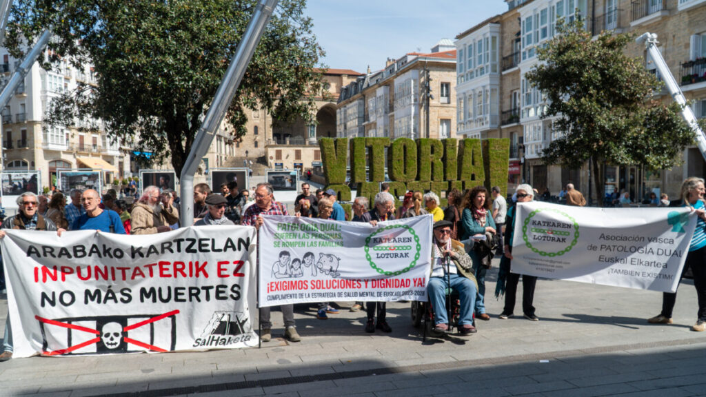 Zaballako espetxean gazte bat hil zela salatu dute