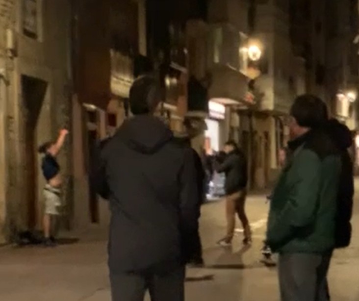 Un policía amenaza con una pistola a un joven
