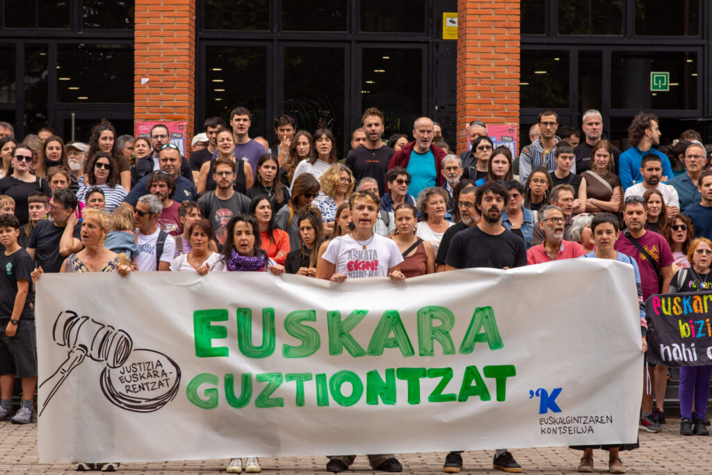 Ehunka lagunek bat egin dute Gasteizko Letren Fakultatean euskararen aldeko aldarriarekin