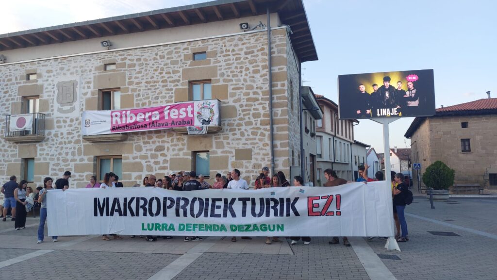 Elkarretaratzea egin dute makroproiektuen ugaritze “itogarria” salatzeko