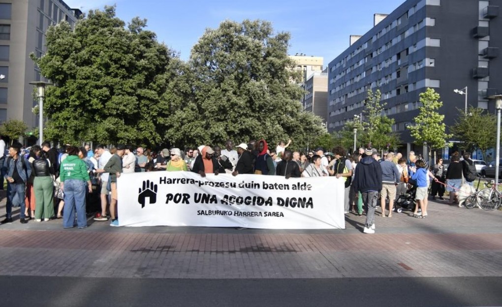 Gasteizko Udalak maliko asilo eskatzaileak kale gorrian utzi ditu