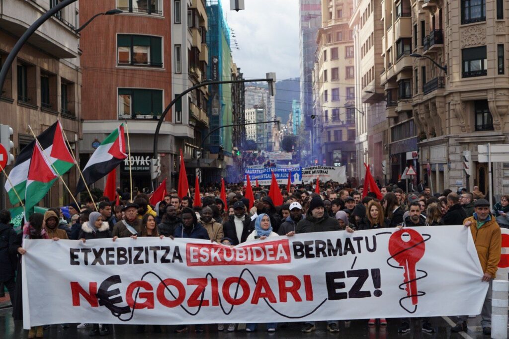 Kaleak hartzeko deia egin du Euskal Herriko etxebizitza mugimenduak