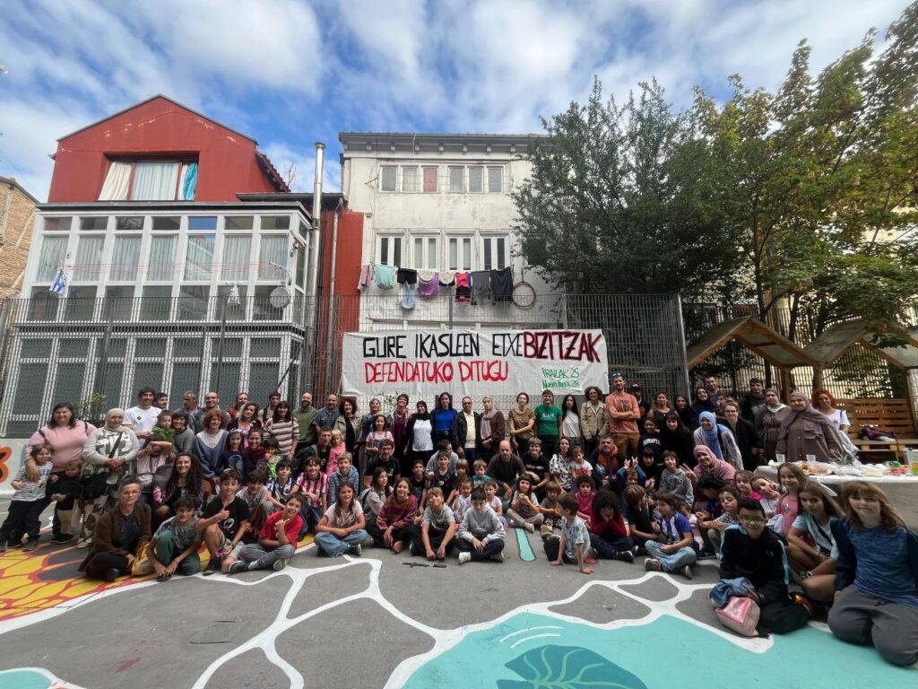 Bi adingabe dituen familia bat etxegabetzeko arriskuan dago Alde Zaharrean